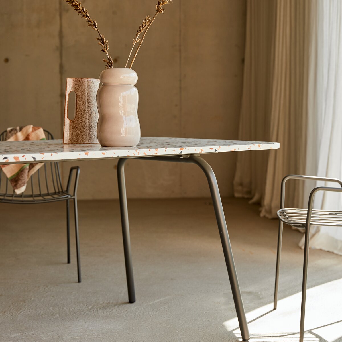Elio - Table rectangulaire en terrazzo premium et métal brown 4-6 pers. Elio - Table rectangulaire en terrazzo premium et métal brown 4-6 pers.