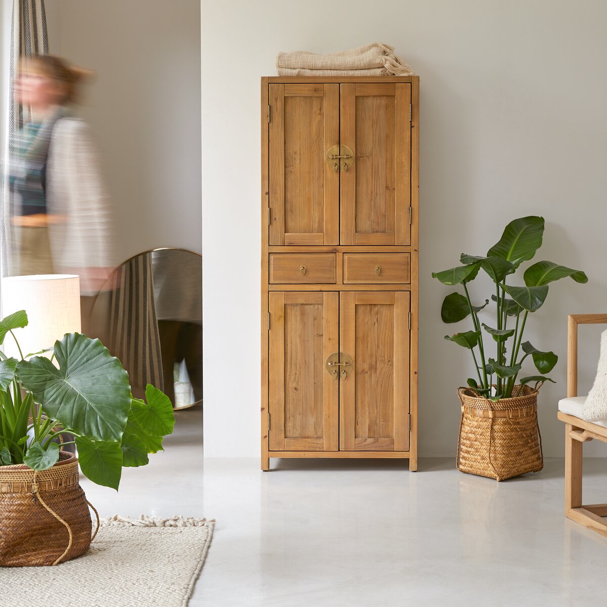  Armario de madera de pino con puertas elevadas y dos cajones  (Natural) : Hogar y Cocina