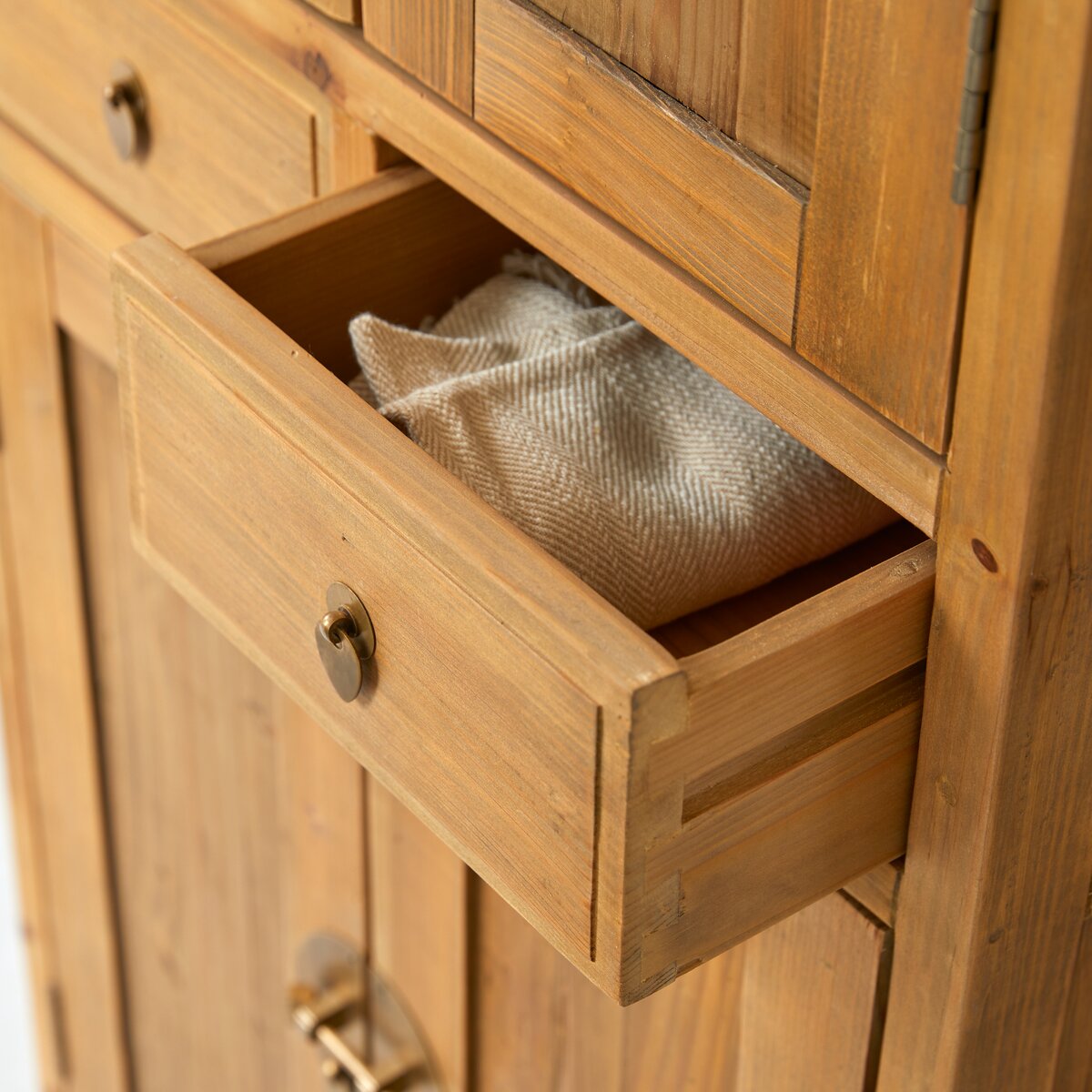 Yuki - Armoire de rangement en pin massif recyclé Naturel Yuki - Armoire de rangement en pin massif recyclé Naturel