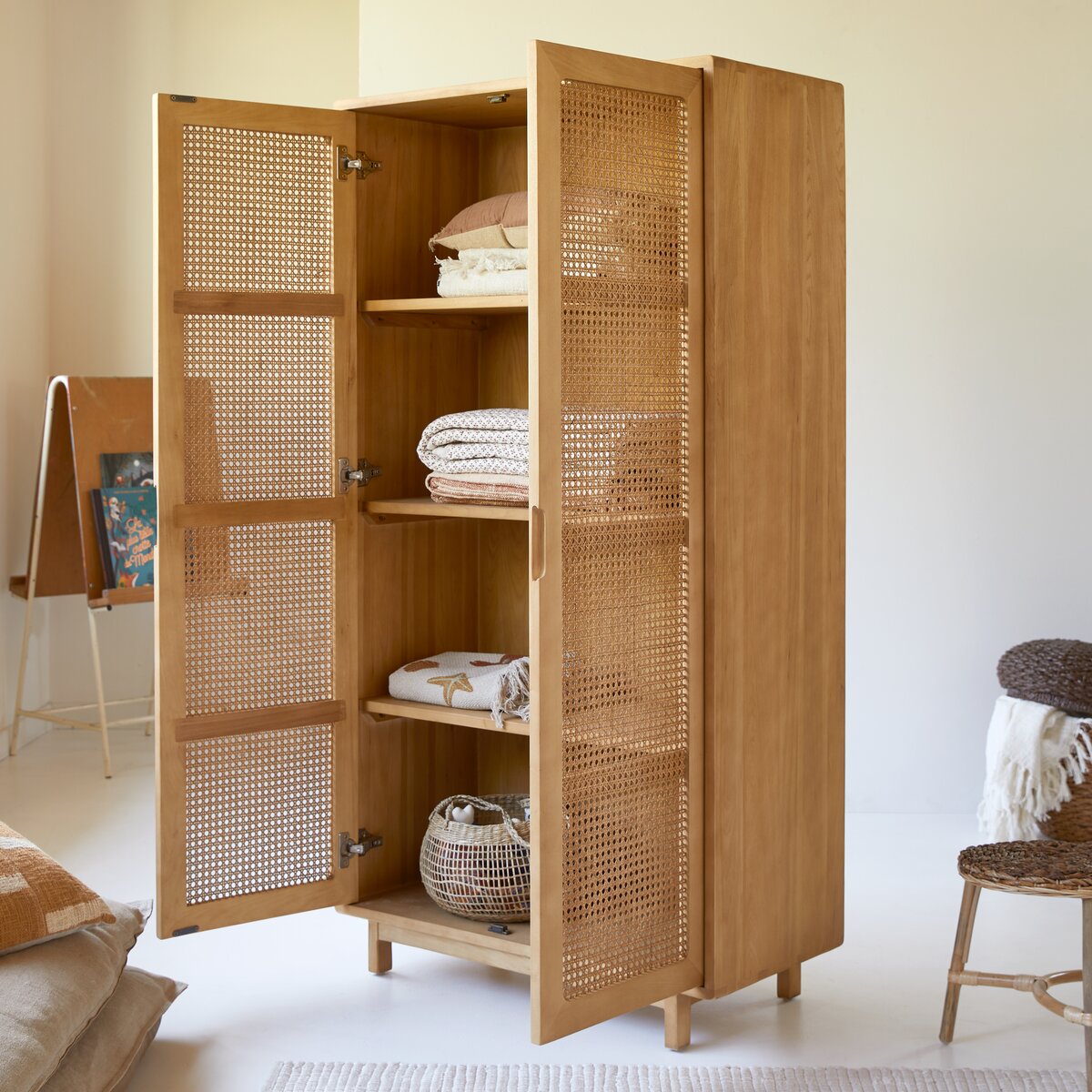 Luis - Armoire enfant en orme massif et cannage Luis - Armoire enfant en orme massif et cannage