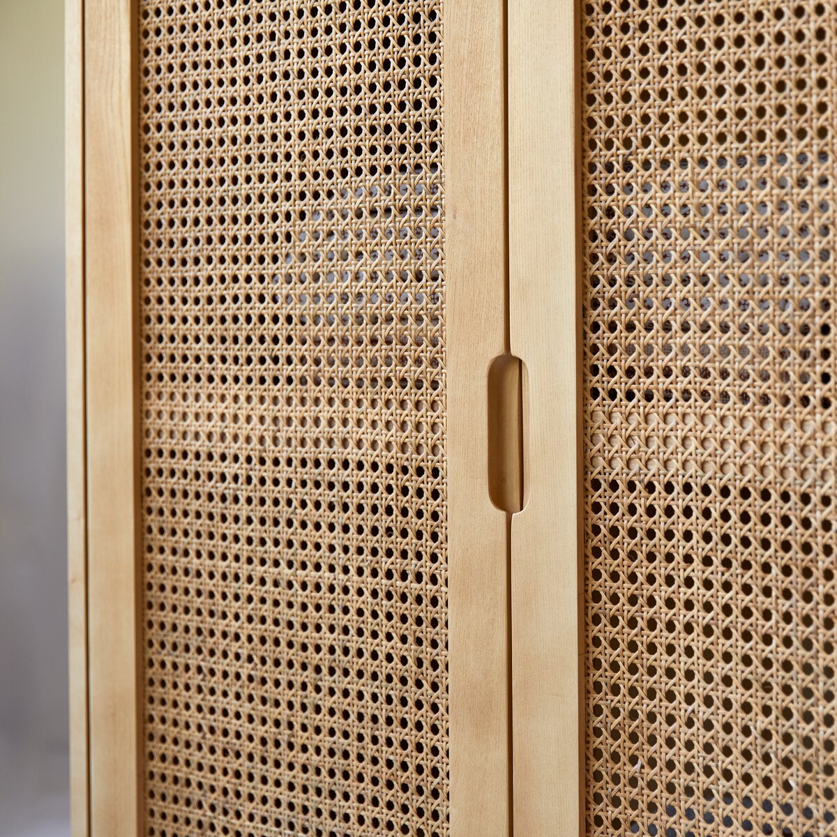 Luis - Armoire enfant en orme massif et cannage Luis - Armoire enfant en orme massif et cannage