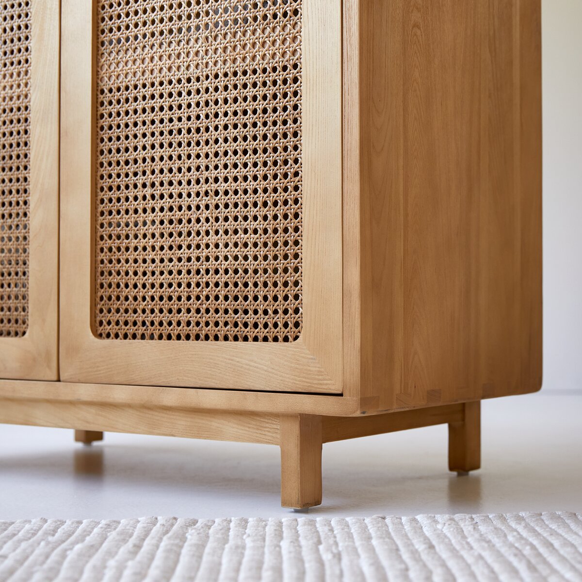 Luis - Armoire enfant en orme massif et cannage Luis - Armoire enfant en orme massif et cannage