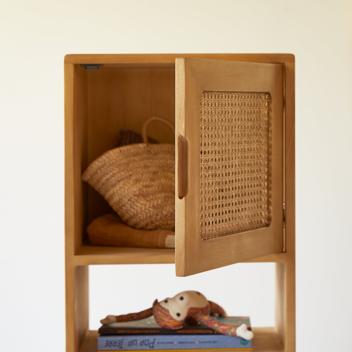 Luis - Hoher Kinder-Bücherschrank aus Ulme und Rattangeflecht Luis - Hoher Kinder-Bücherschrank aus Ulme und Rattangeflecht
