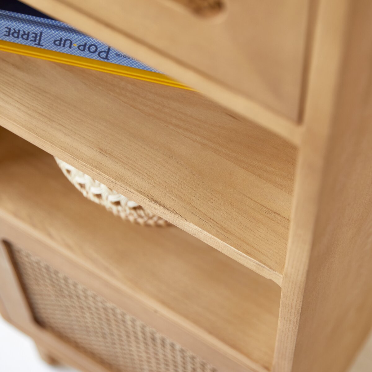 Luis - Hoher Kinder-Bücherschrank aus Ulme und Rattangeflecht Luis - Hoher Kinder-Bücherschrank aus Ulme und Rattangeflecht