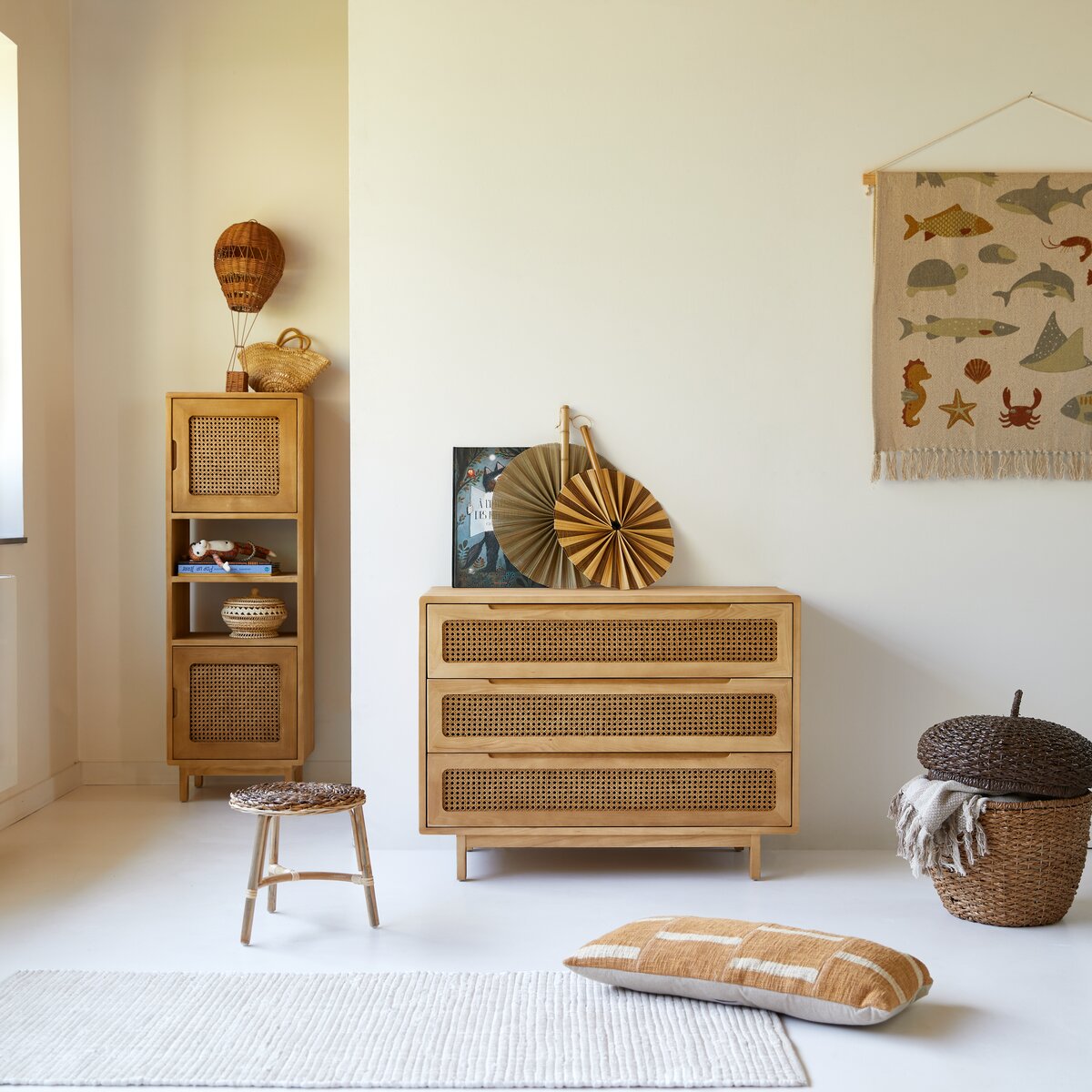 Luis - Commode enfant en orme massif et cannage Luis - Commode enfant en orme massif et cannage