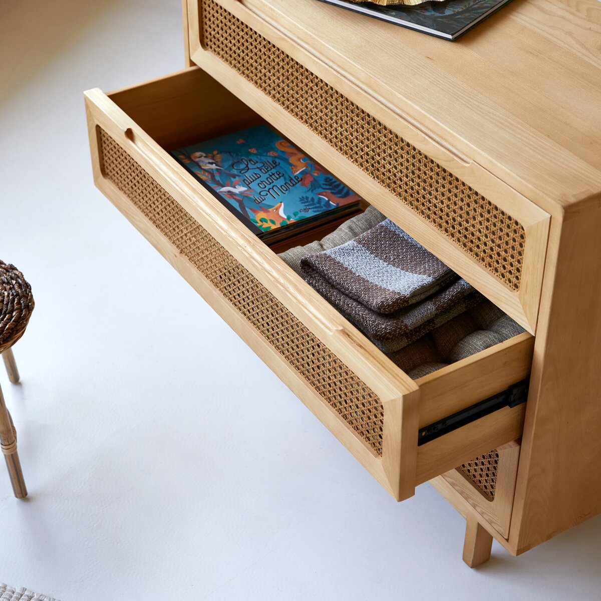 Luis - Commode enfant en orme massif et cannage Luis - Commode enfant en orme massif et cannage