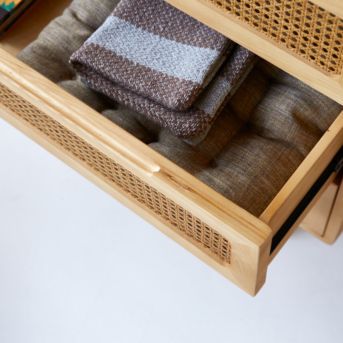 Luis - Commode enfant en orme massif et cannage Luis - Commode enfant en orme massif et cannage