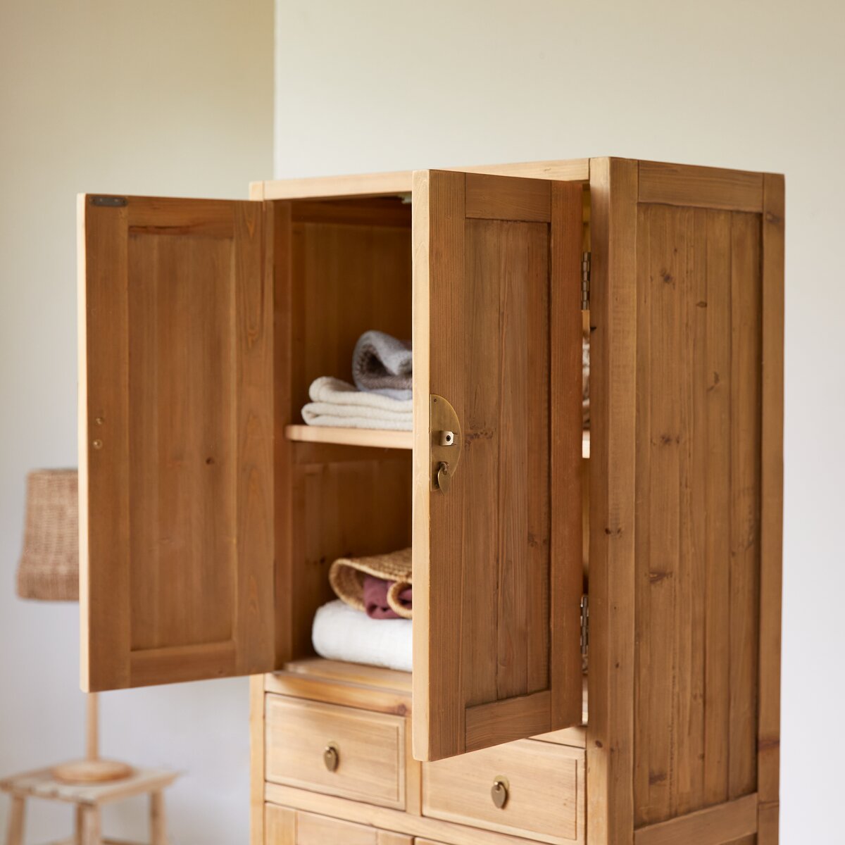 Armoire enfant multi-fonctionnelle en bois et rotin – Brocante La Vitrine