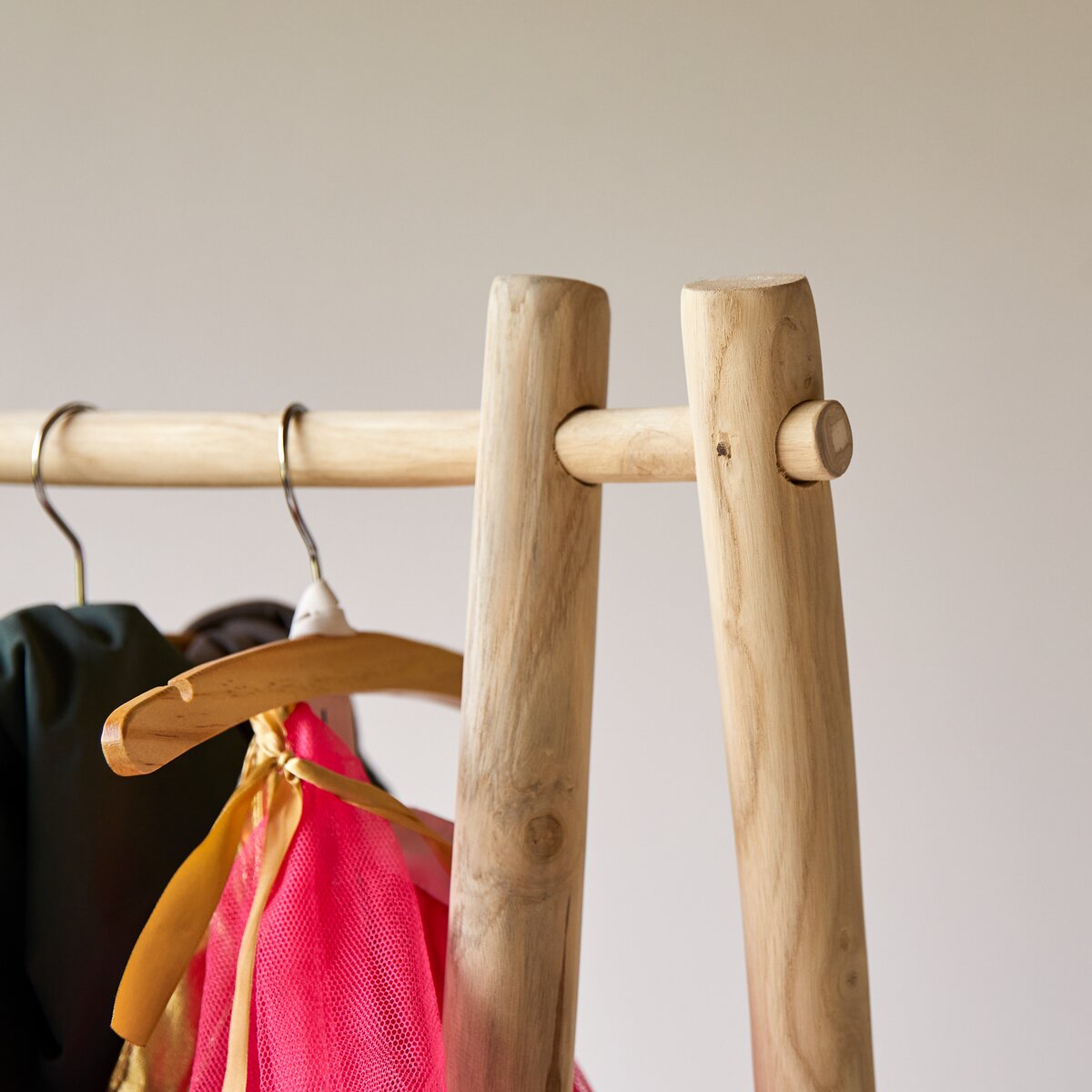 Kilim - Einfacher Kleiderständer aus Teak massiv für Kinder Kilim - Einfacher Kleiderständer aus Teak massiv für Kinder