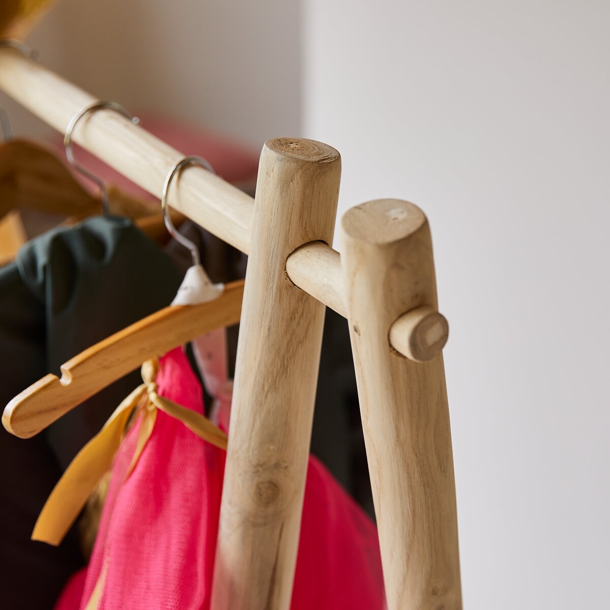 Kilim - Einfacher Kleiderständer aus Teak massiv für Kinder Kilim - Einfacher Kleiderständer aus Teak massiv für Kinder