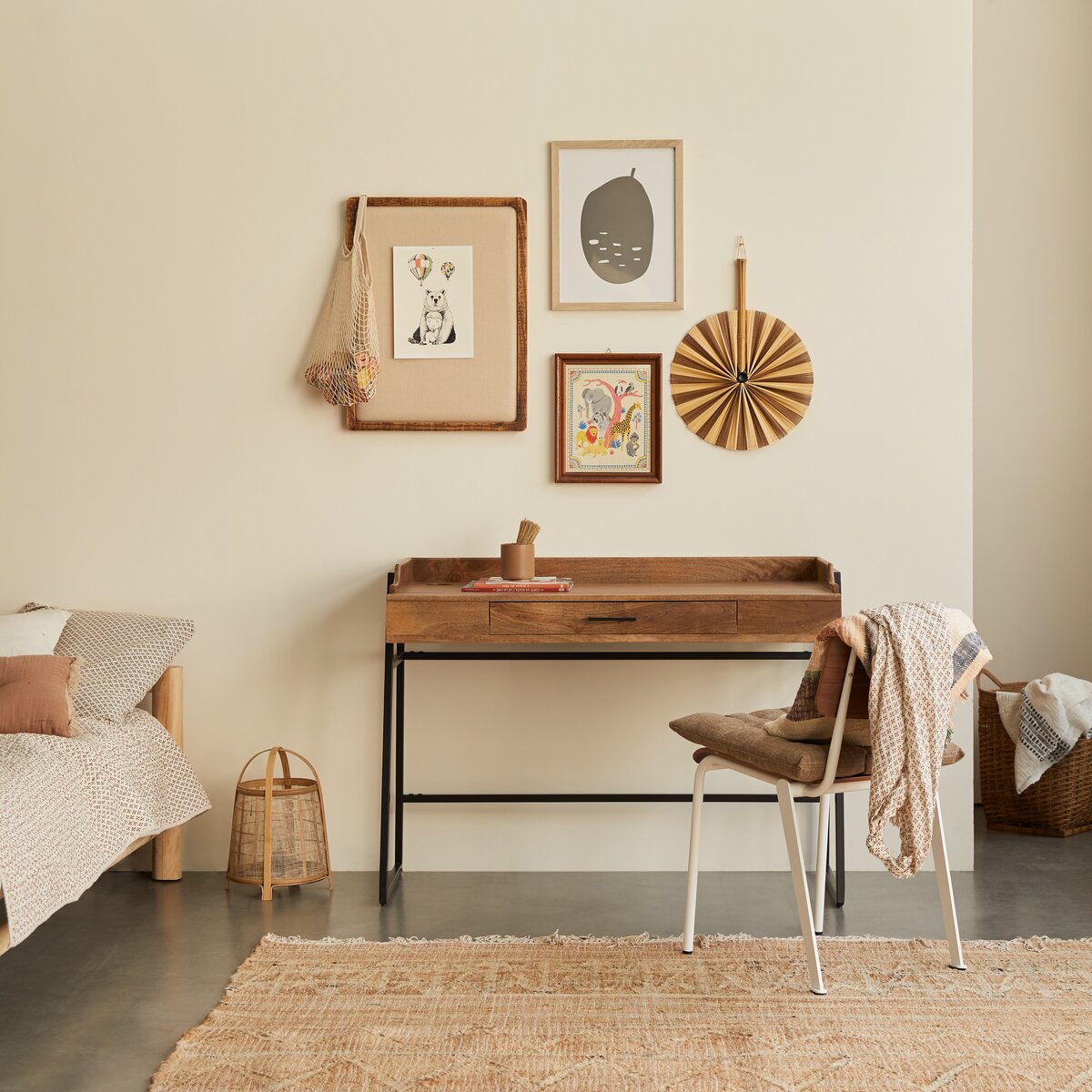 Hedda - Bureau enfant en manguier massif et métal Hedda - Bureau enfant en manguier massif et métal