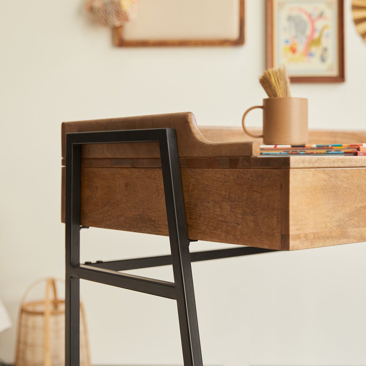Hedda - Bureau enfant en manguier massif et métal Hedda - Bureau enfant en manguier massif et métal