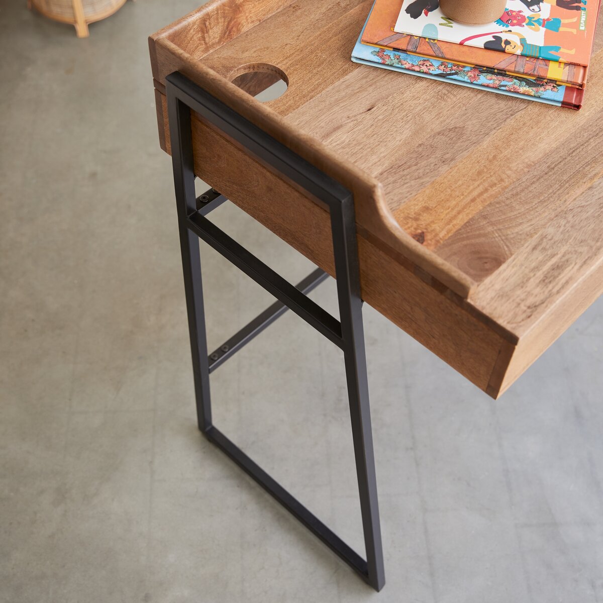 Hedda - Bureau enfant en manguier massif et métal Hedda - Bureau enfant en manguier massif et métal