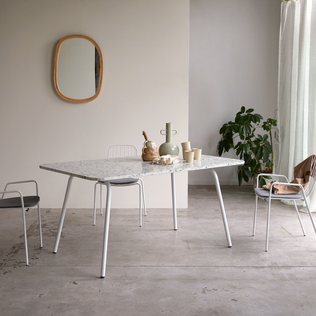 Elio - Table rectangulaire en terrazzo premium et métal green 4-6 pers. Elio - Table rectangulaire en terrazzo premium et métal green 4-6 pers.