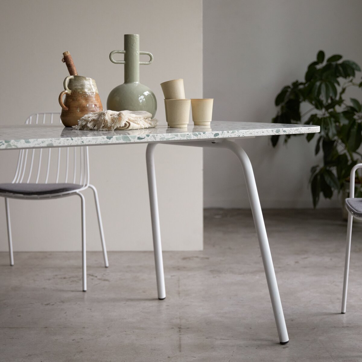 Elio - Table rectangulaire en terrazzo premium et métal green 4-6 pers. Elio - Table rectangulaire en terrazzo premium et métal green 4-6 pers.