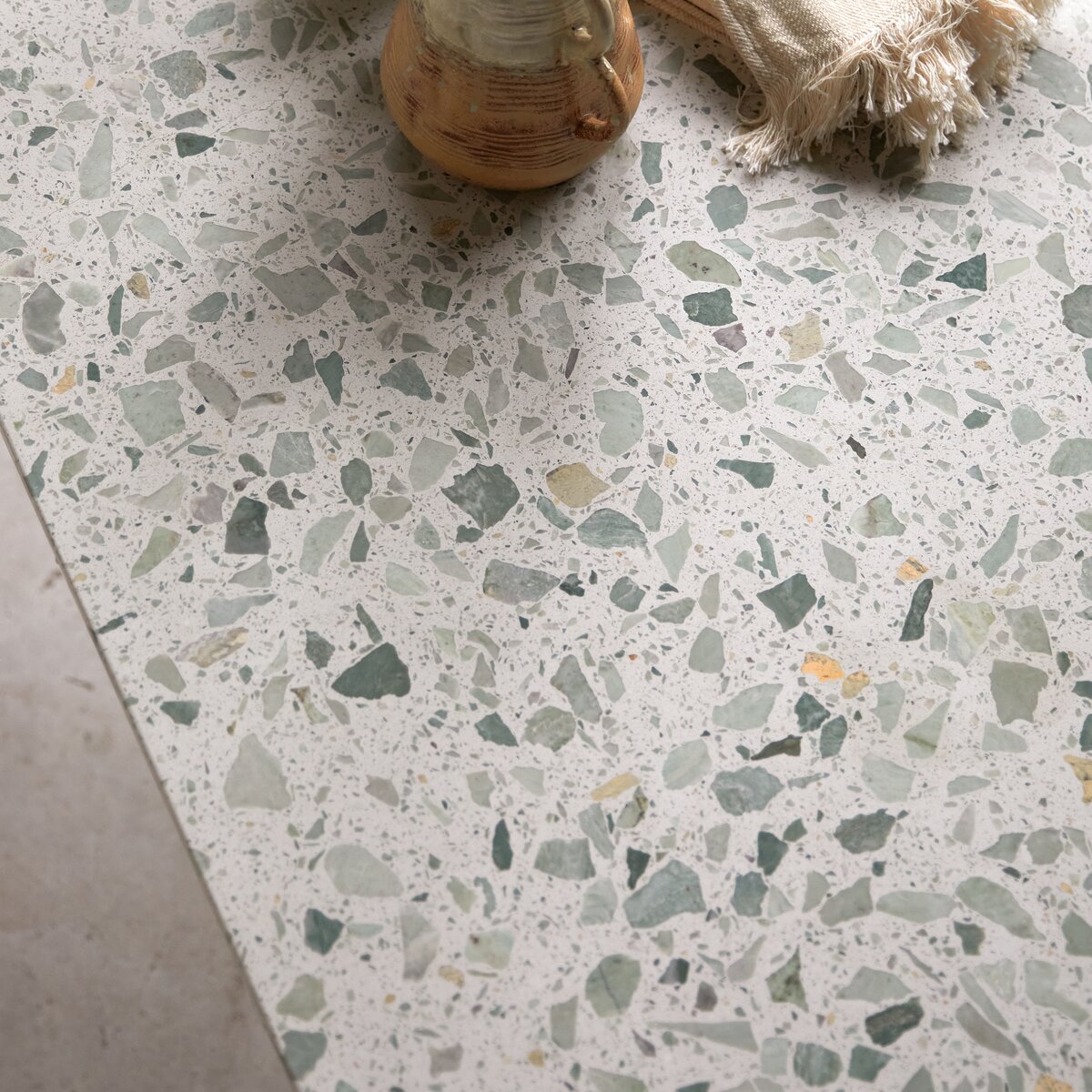 Elio - Table rectangulaire en terrazzo premium et métal green 4-6 pers. Elio - Table rectangulaire en terrazzo premium et métal green 4-6 pers.