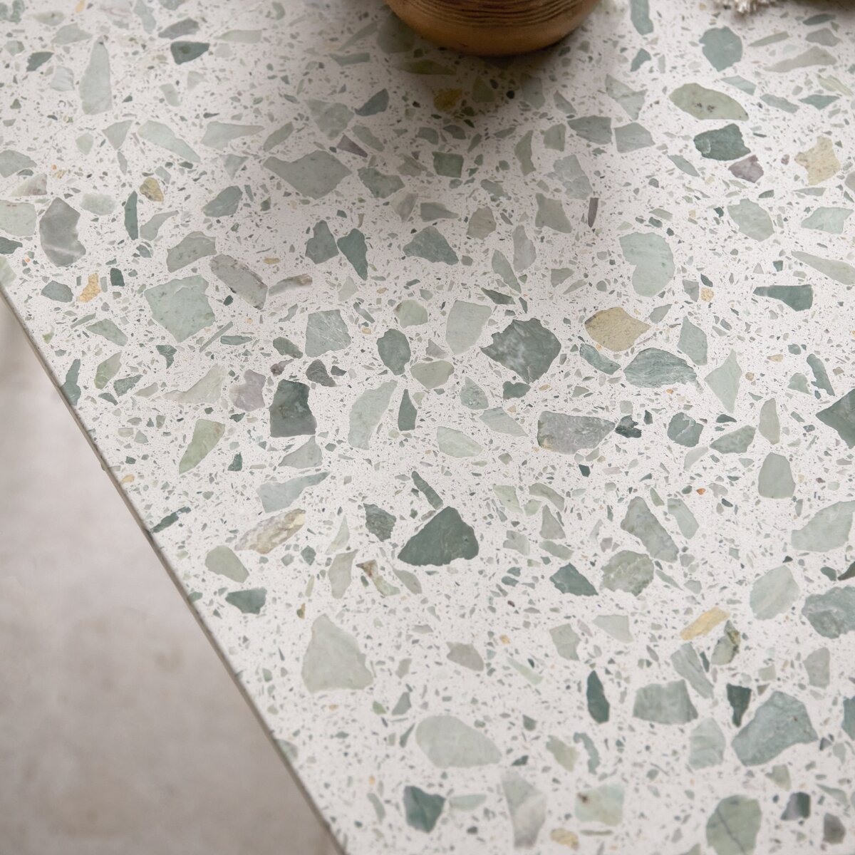 Elio - Table rectangulaire en terrazzo premium et métal green 4-6 pers. Elio - Table rectangulaire en terrazzo premium et métal green 4-6 pers.