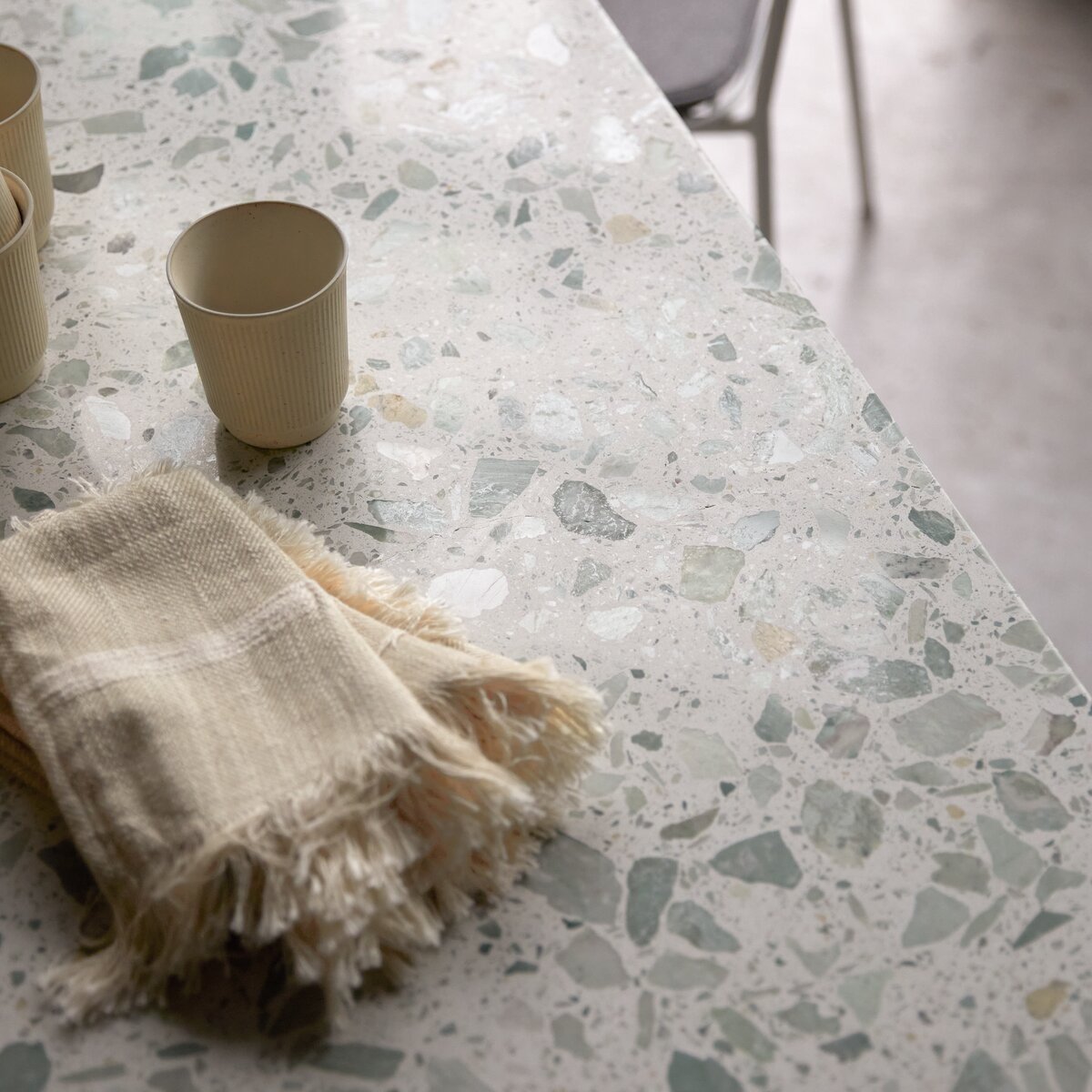 Elio - Table rectangulaire en terrazzo premium et métal green 4-6 pers. Elio - Table rectangulaire en terrazzo premium et métal green 4-6 pers.