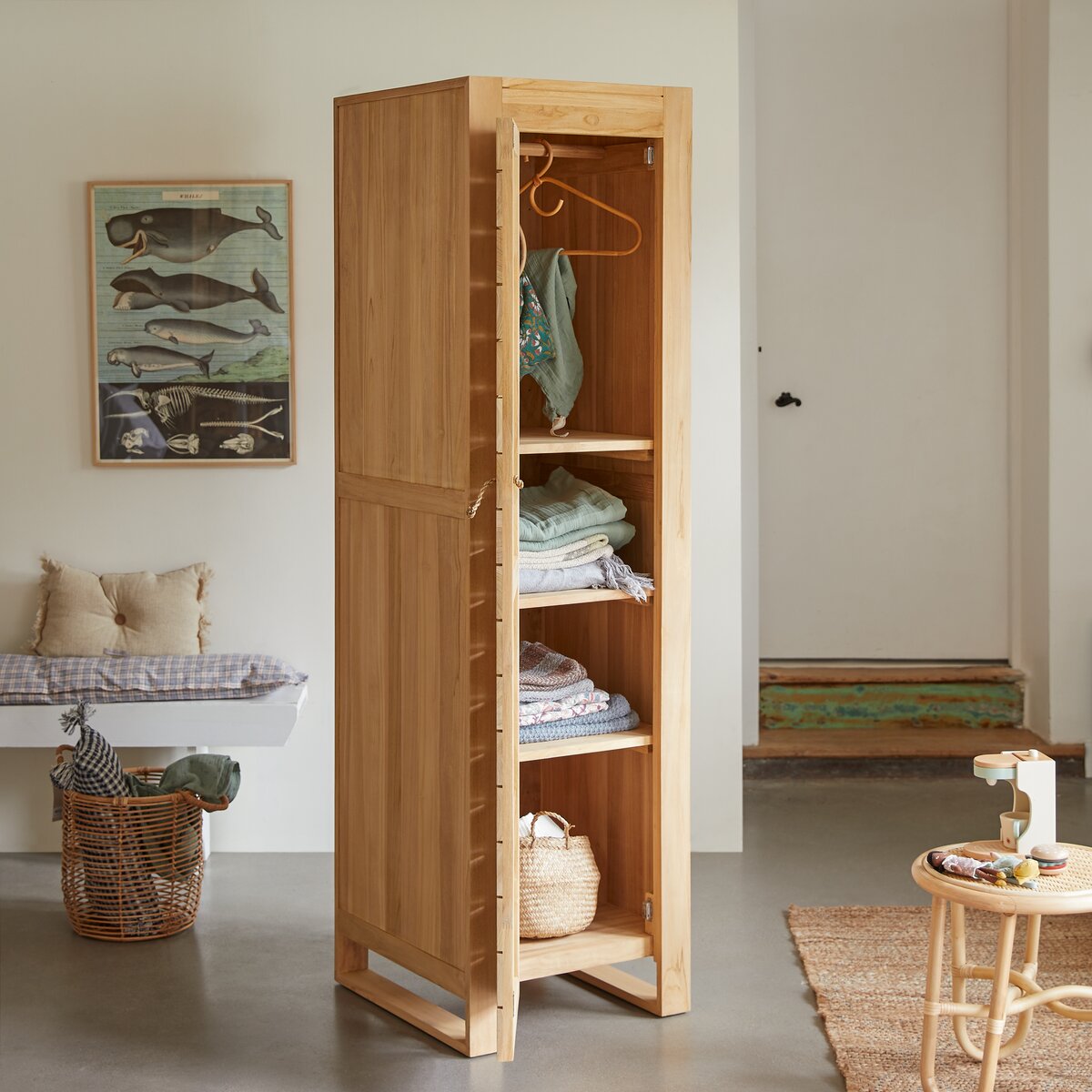 Minimalys - Einfacher Kinder-Hochschrank aus massivem Teak Minimalys - Einfacher Kinder-Hochschrank aus massivem Teak