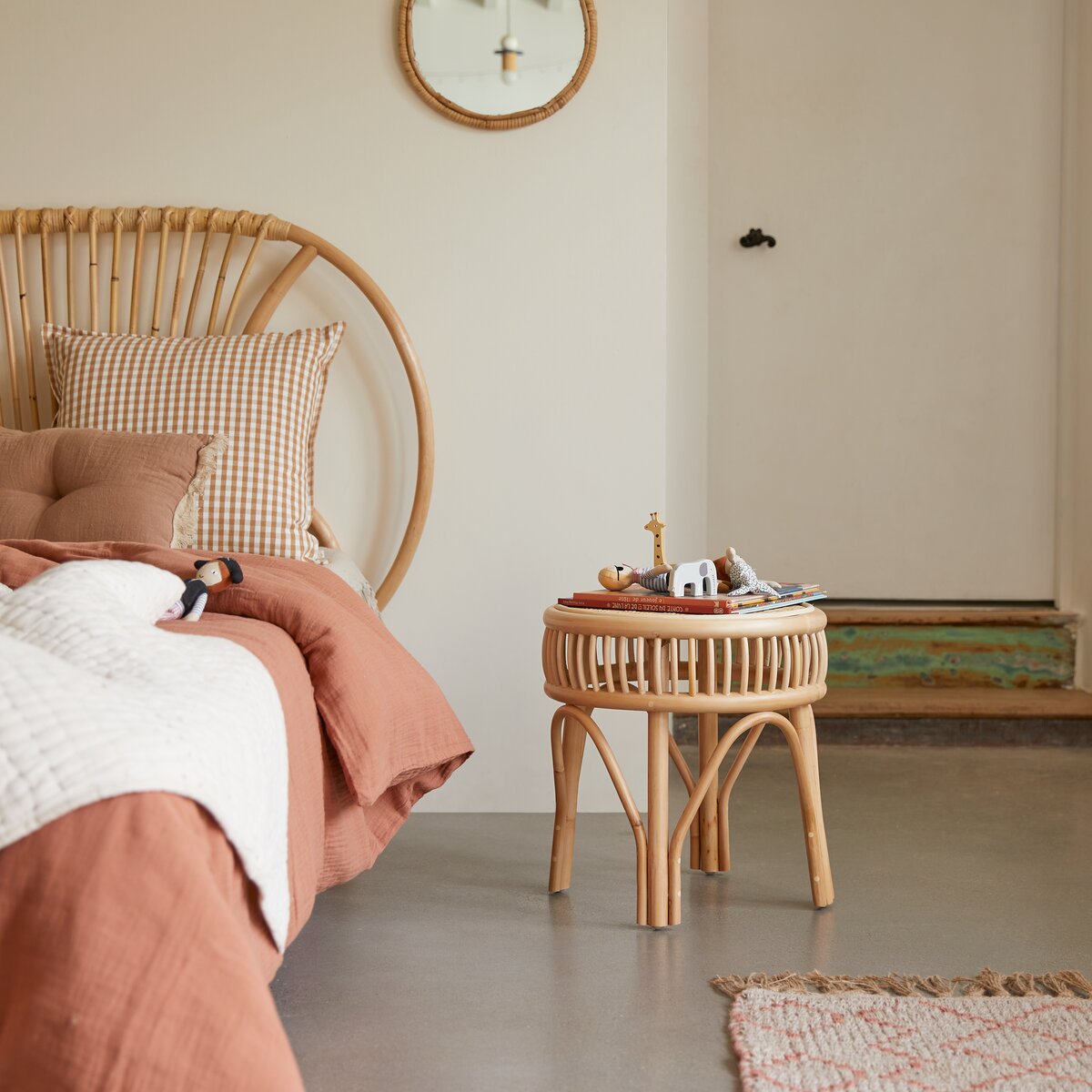 Petit fauteuil enfant en rotin naturel pour une chambre d'enfant