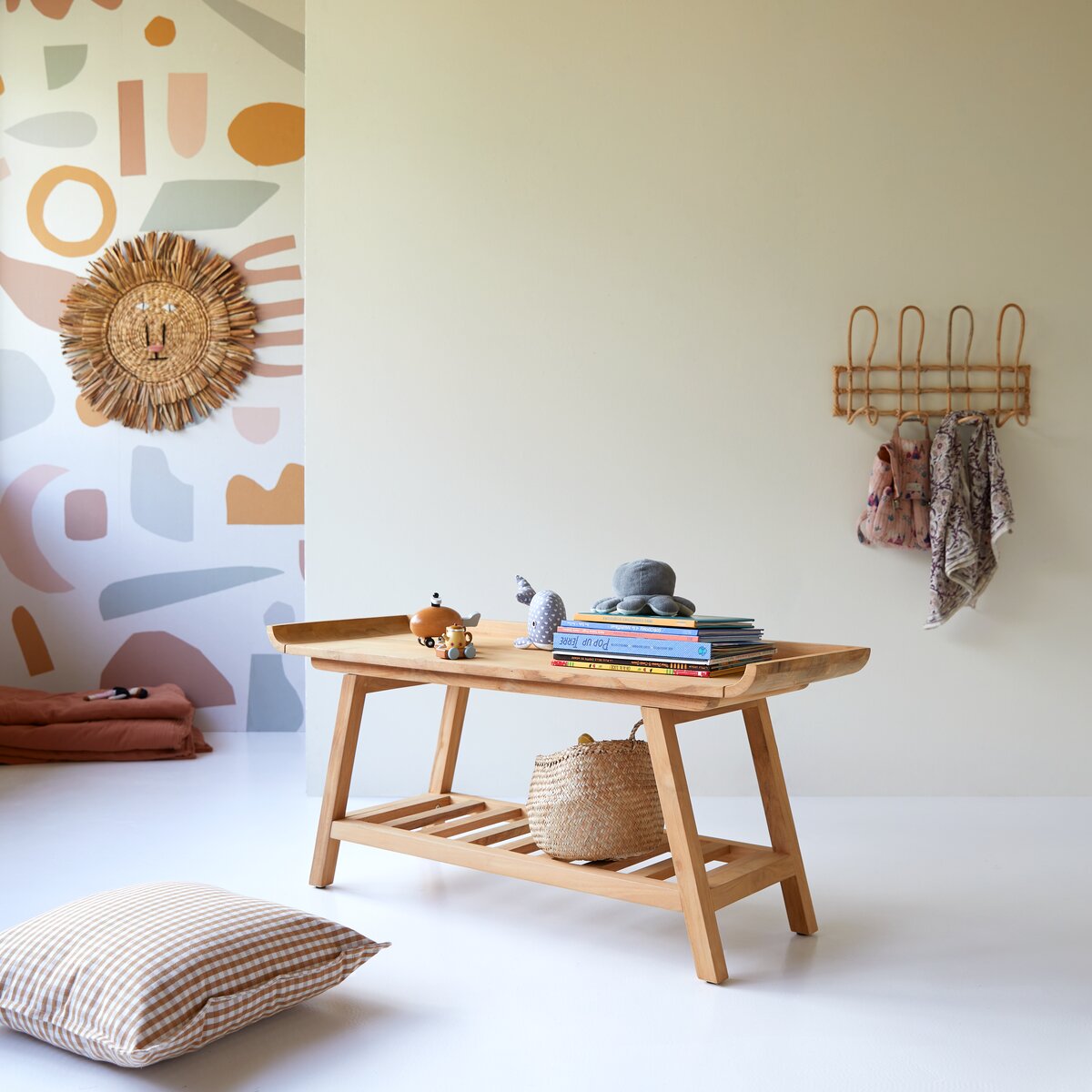 Console en bois avec panier en rotin : teck naturel et massif