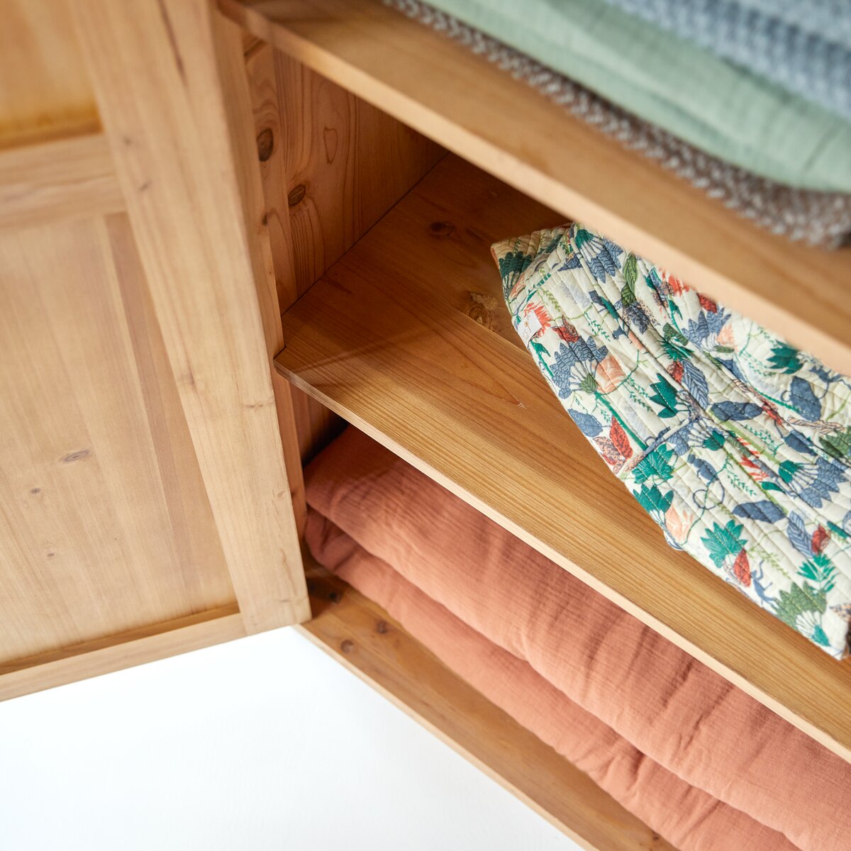 Yuki - Armoire enfant en pin massif recyclé Yuki - Armoire enfant en pin massif recyclé