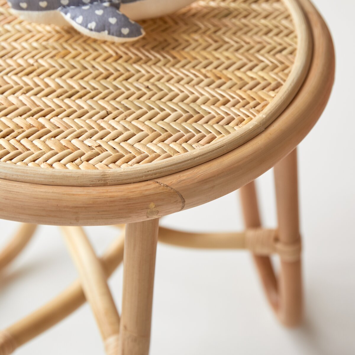 Lina - Comodino per bambini in rattan Lina - Comodino per bambini in rattan