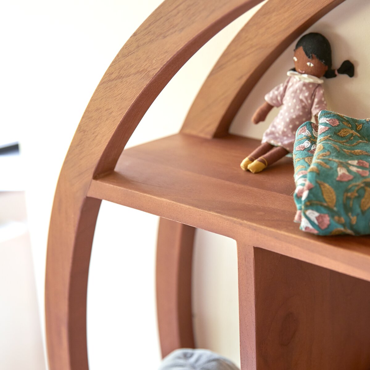 Ying Yang - Mensola da parete per bambini in teak massello Ying Yang - Mensola da parete per bambini in teak massello