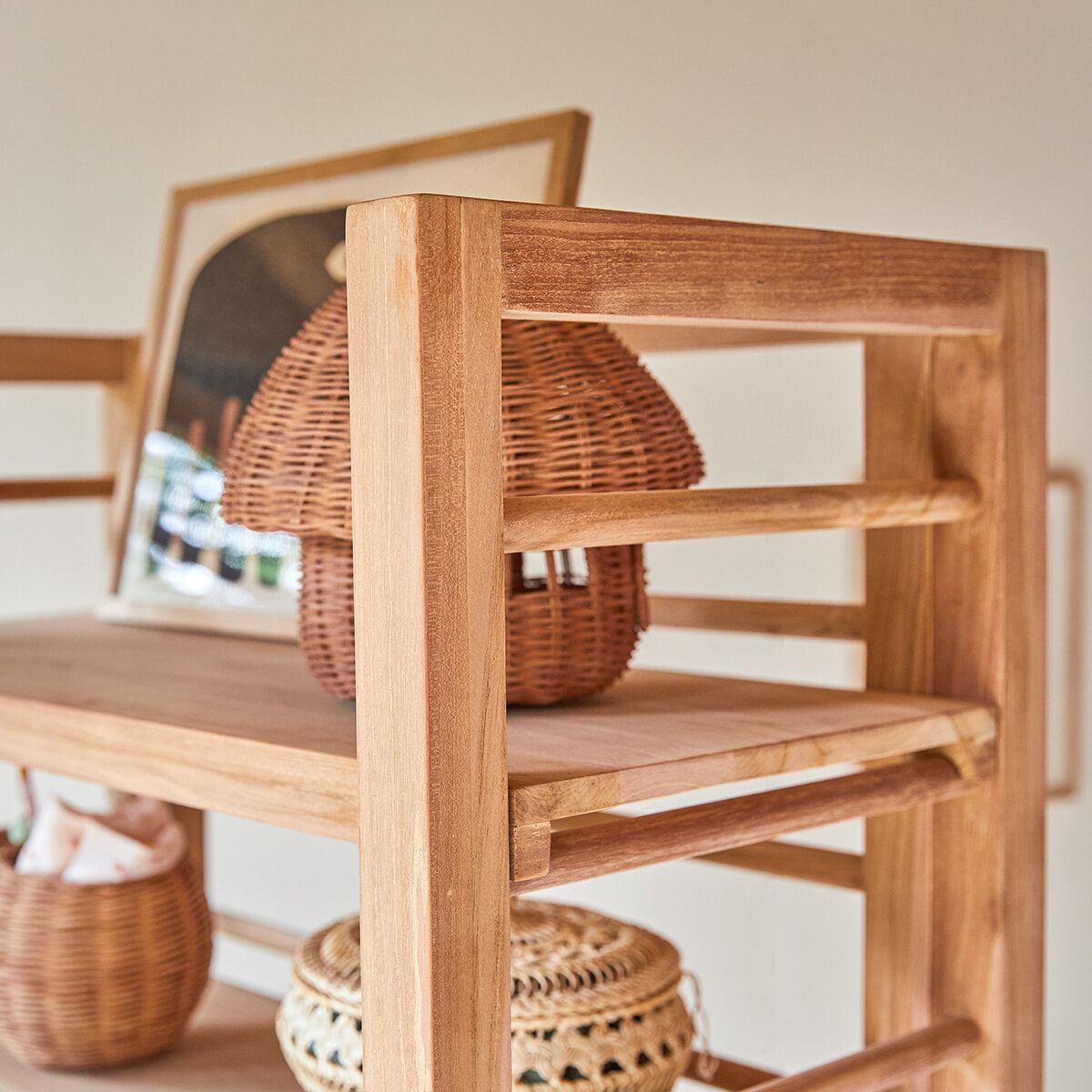 Console en bois avec panier en rotin : teck naturel et massif