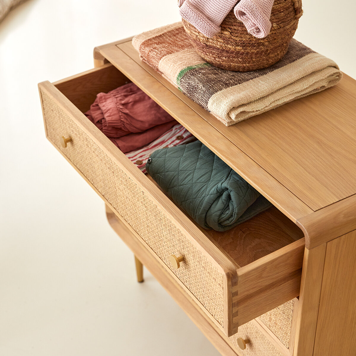 Come - Commode enfant en chêne massif et cannage Come - Commode enfant en chêne massif et cannage