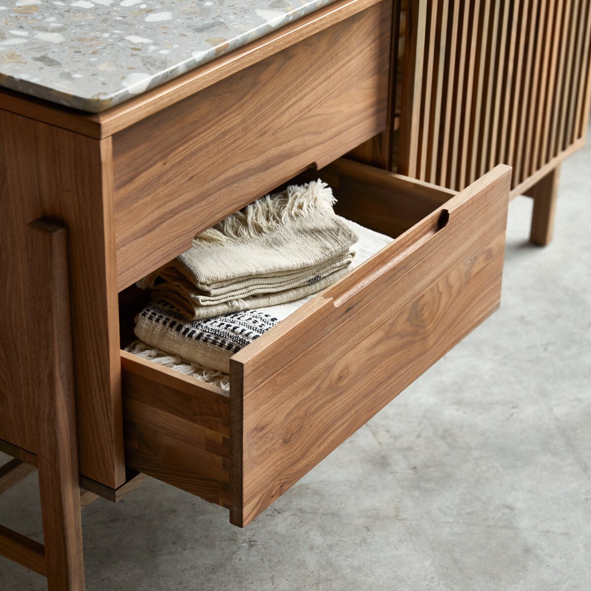 Isaure - Credenza in noce massello e battuto di terrazzo premium 140 cm Isaure - Credenza in noce massello e battuto di terrazzo premium 140 cm