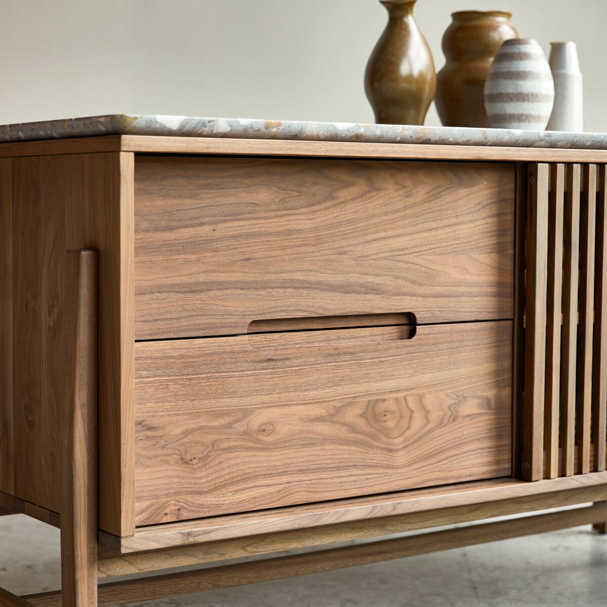 Isaure - Credenza in noce massello e battuto di terrazzo premium 140 cm Isaure - Credenza in noce massello e battuto di terrazzo premium 140 cm