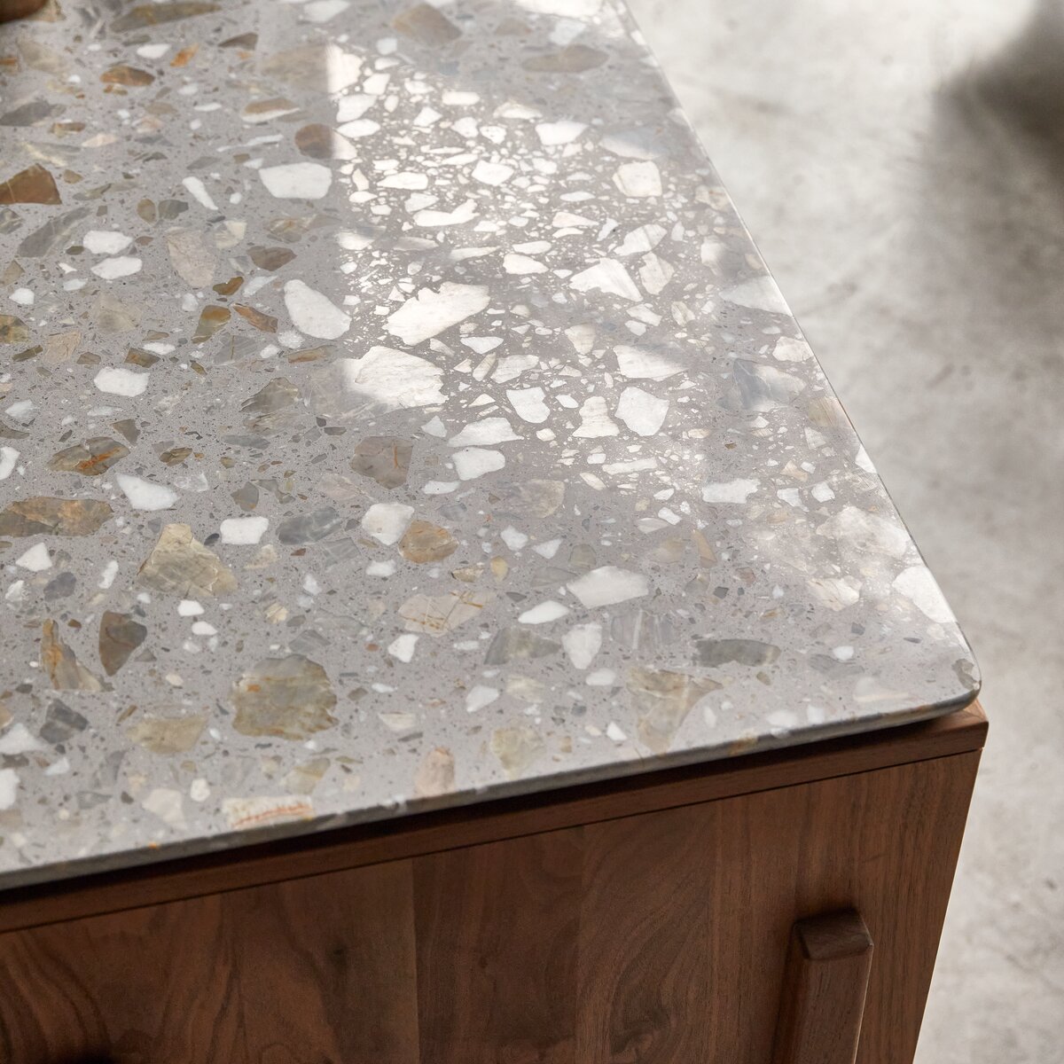 Isaure - Credenza in noce massello e battuto di terrazzo premium 140 cm Isaure - Credenza in noce massello e battuto di terrazzo premium 140 cm