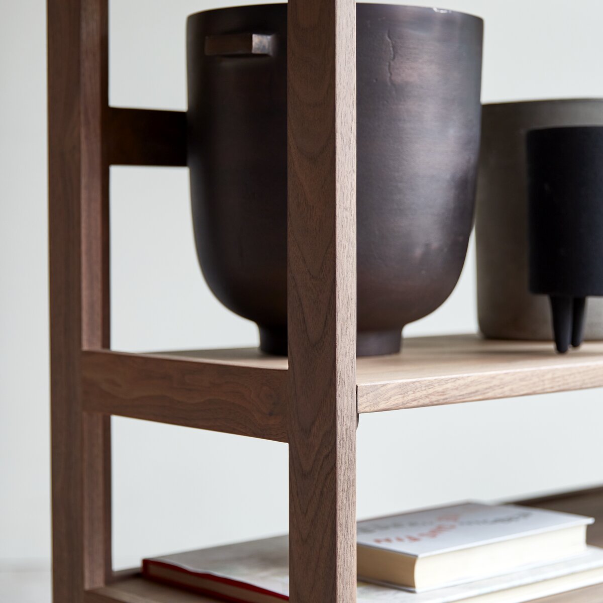 Esmée - Console haute en noyer Esmée - Console haute en noyer