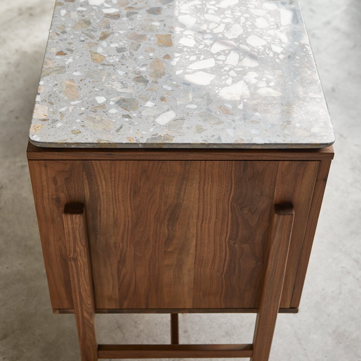 Isaure - Credenza in noce massello e battuto di terrazzo premium 160 cm Isaure - Credenza in noce massello e battuto di terrazzo premium 160 cm