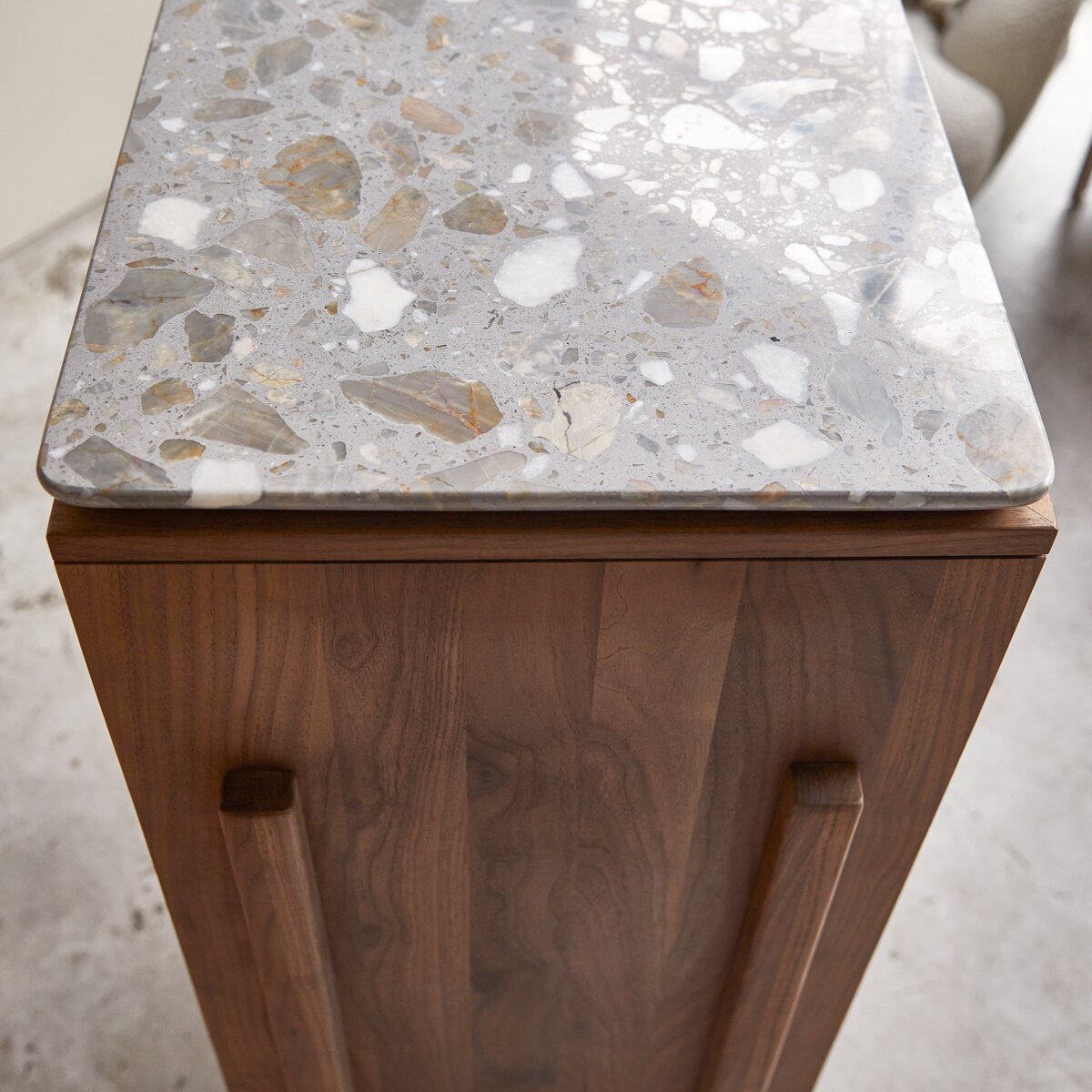 Isaure - Bahut en noyer massif et terrazzo premium 80 cm Isaure - Bahut en noyer massif et terrazzo premium 80 cm