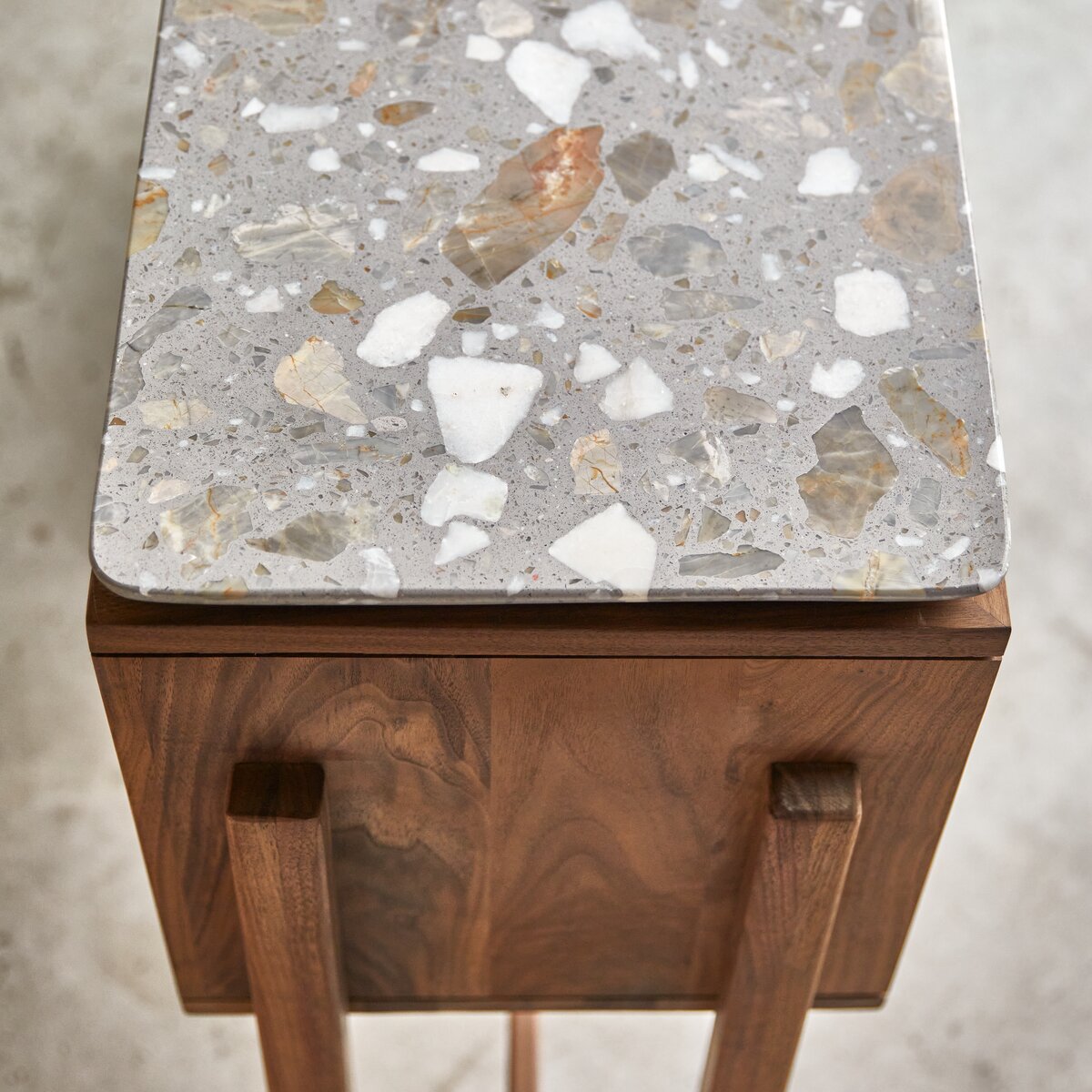 Isaure - Console en noyer massif et terrazzo premium Isaure - Console en noyer massif et terrazzo premium