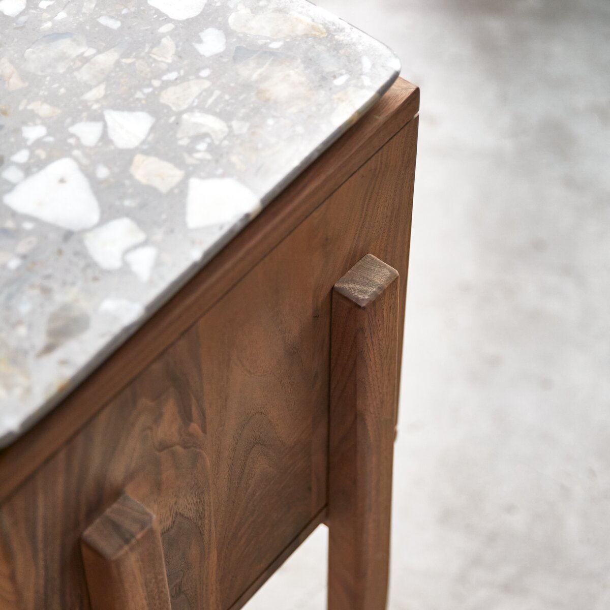Isaure - Console en noyer massif et terrazzo premium Isaure - Console en noyer massif et terrazzo premium