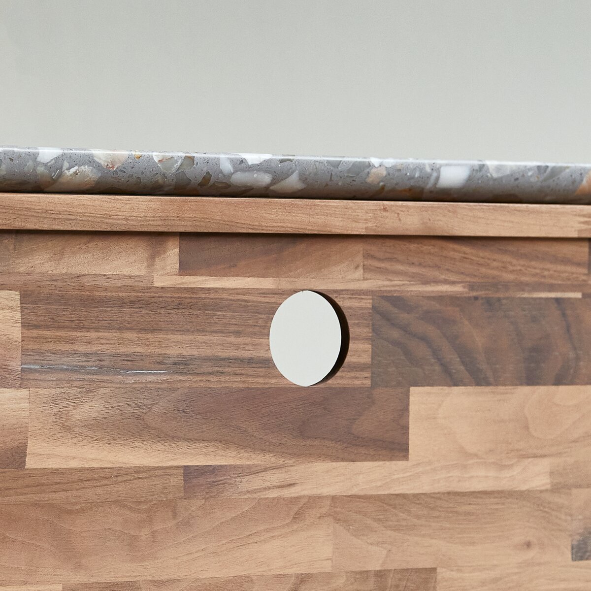Isaure - Meuble TV en noyer massif et terrazzo premium 140 cm Isaure - Meuble TV en noyer massif et terrazzo premium 140 cm