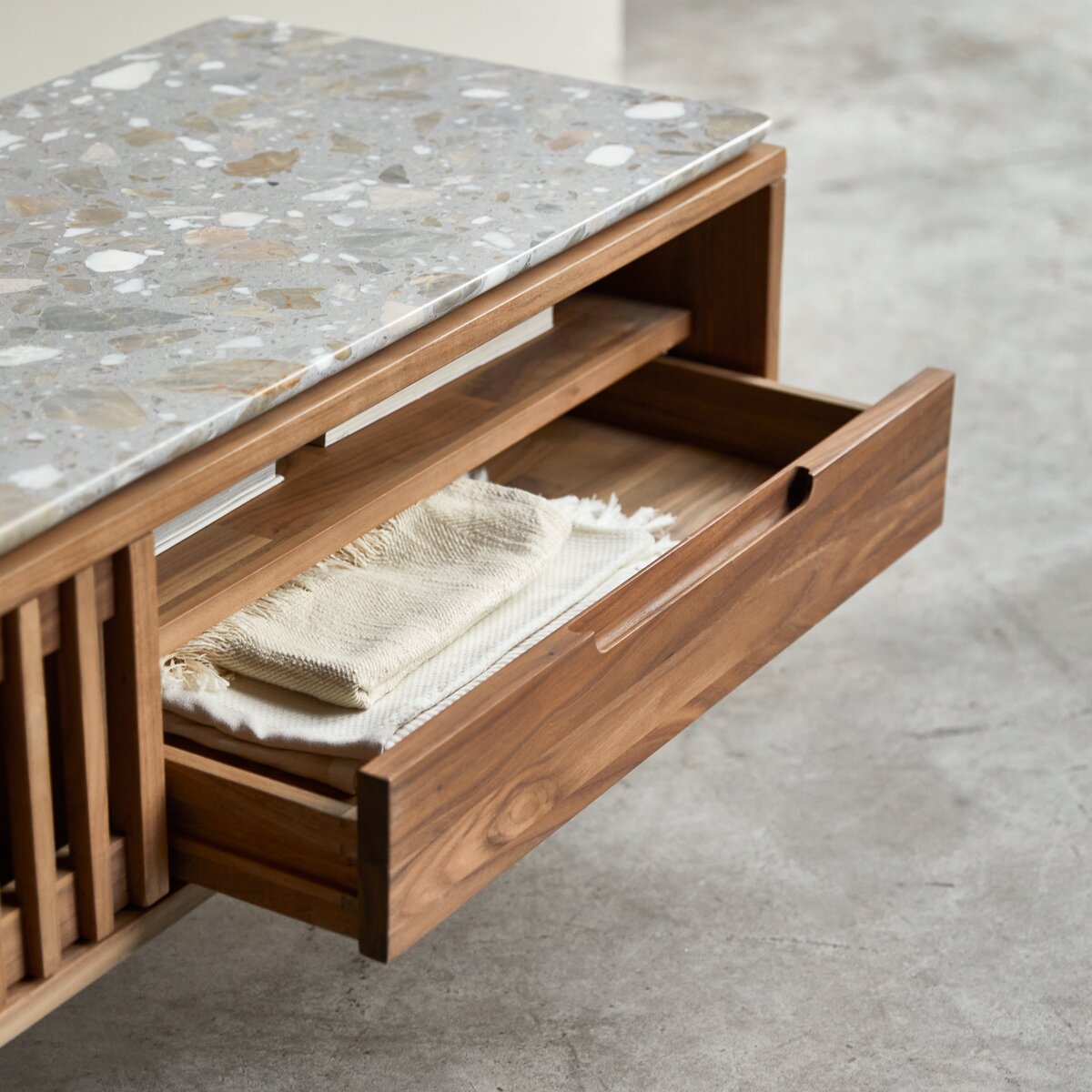 Isaure - Meuble TV en noyer massif et terrazzo premium 140 cm Isaure - Meuble TV en noyer massif et terrazzo premium 140 cm