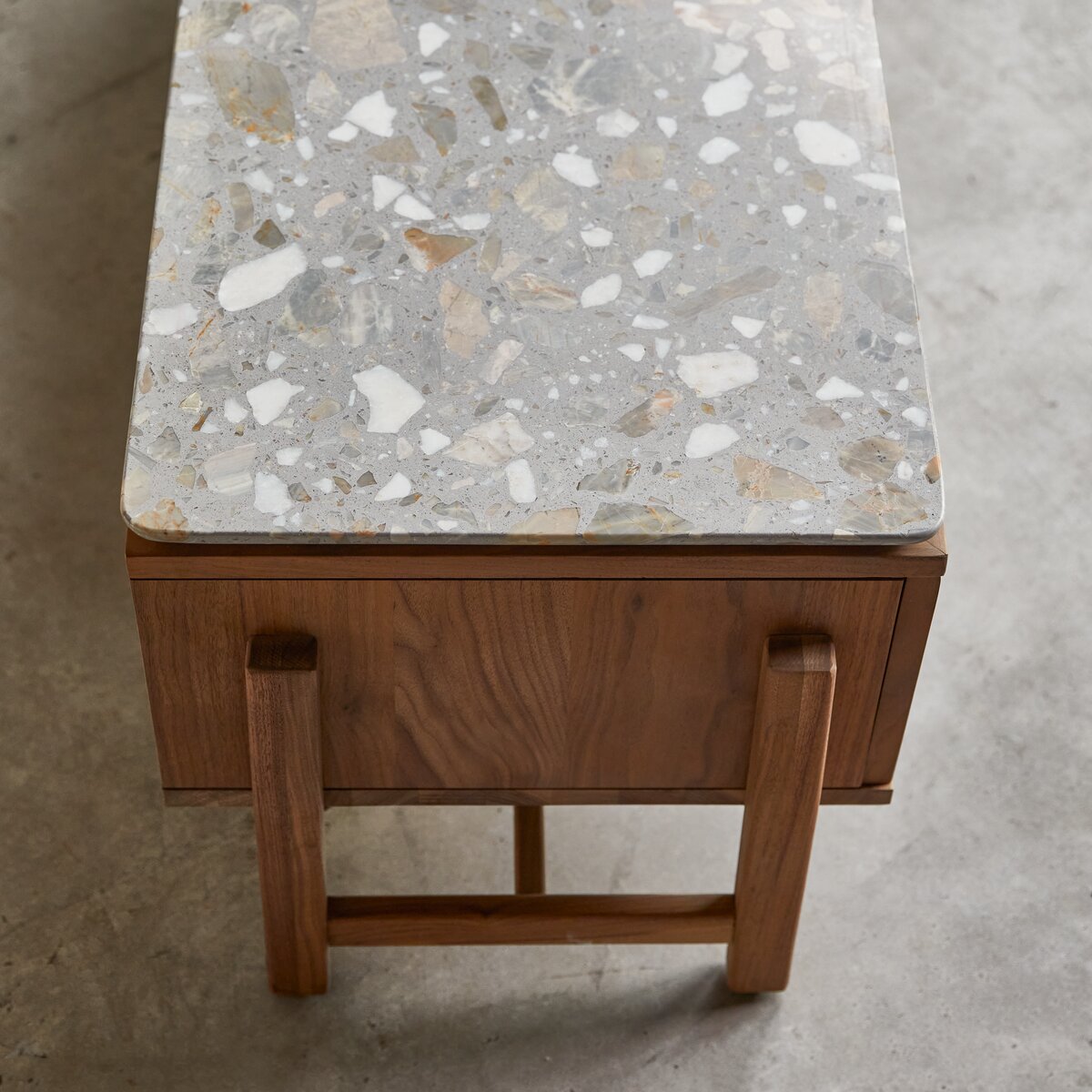 Isaure - Meuble TV en noyer massif et terrazzo premium 140 cm Isaure - Meuble TV en noyer massif et terrazzo premium 140 cm