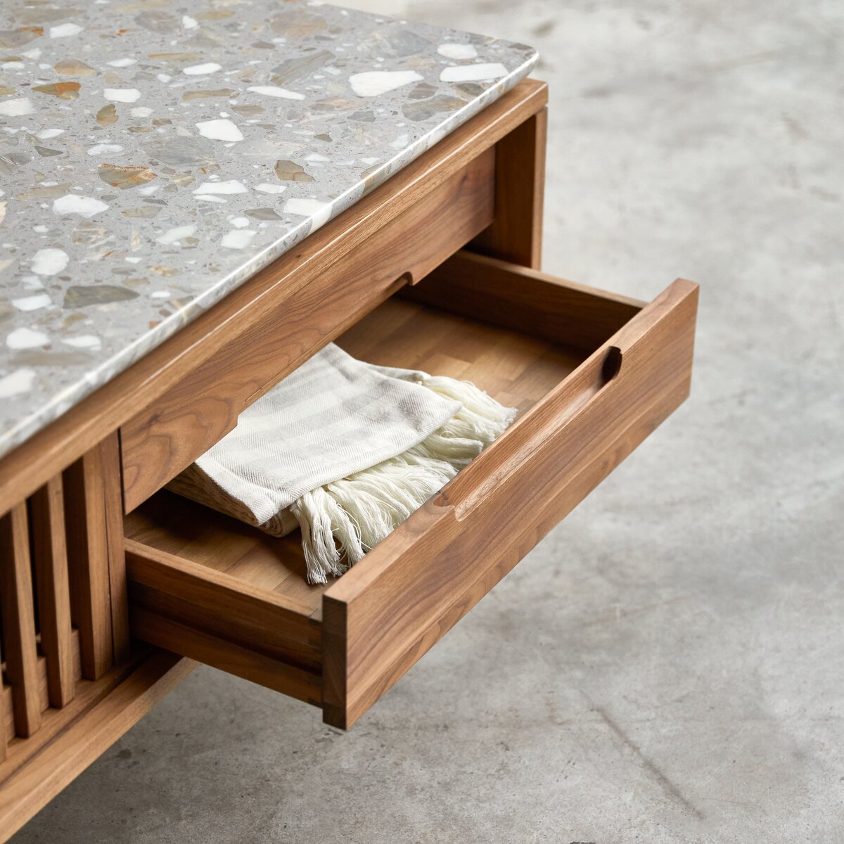 Isaure - Meuble TV en noyer massif et terrazzo premium 175 cm Isaure - Meuble TV en noyer massif et terrazzo premium 175 cm