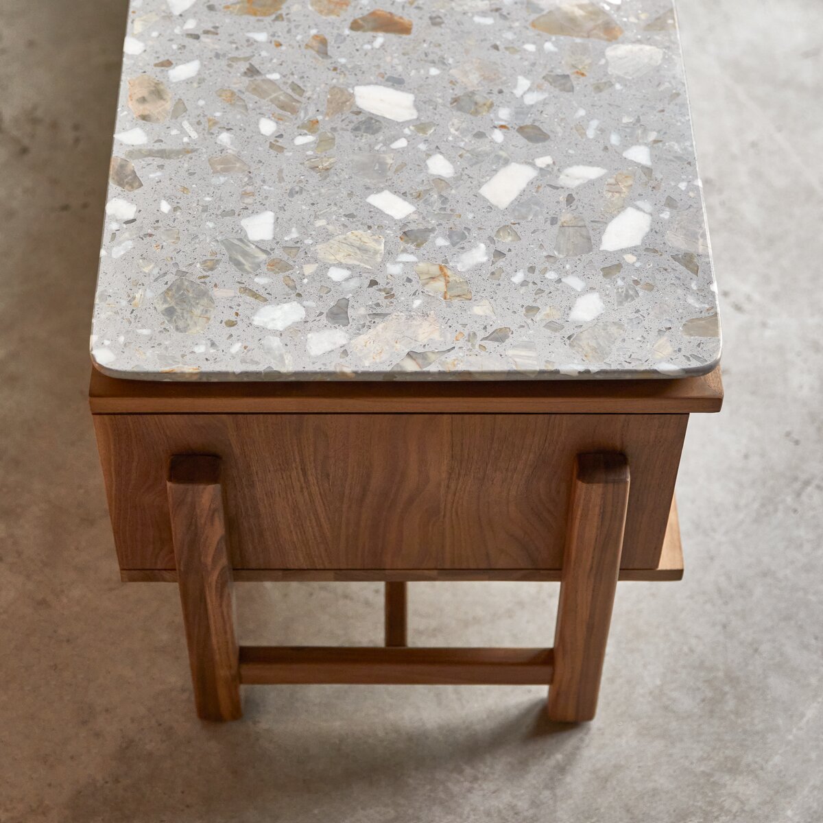 Isaure - Meuble TV en noyer massif et terrazzo premium 175 cm Isaure - Meuble TV en noyer massif et terrazzo premium 175 cm