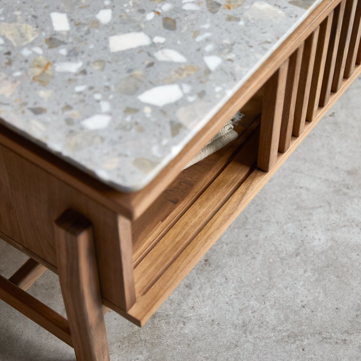 Isaure - Meuble TV en noyer massif et terrazzo premium 175 cm Isaure - Meuble TV en noyer massif et terrazzo premium 175 cm