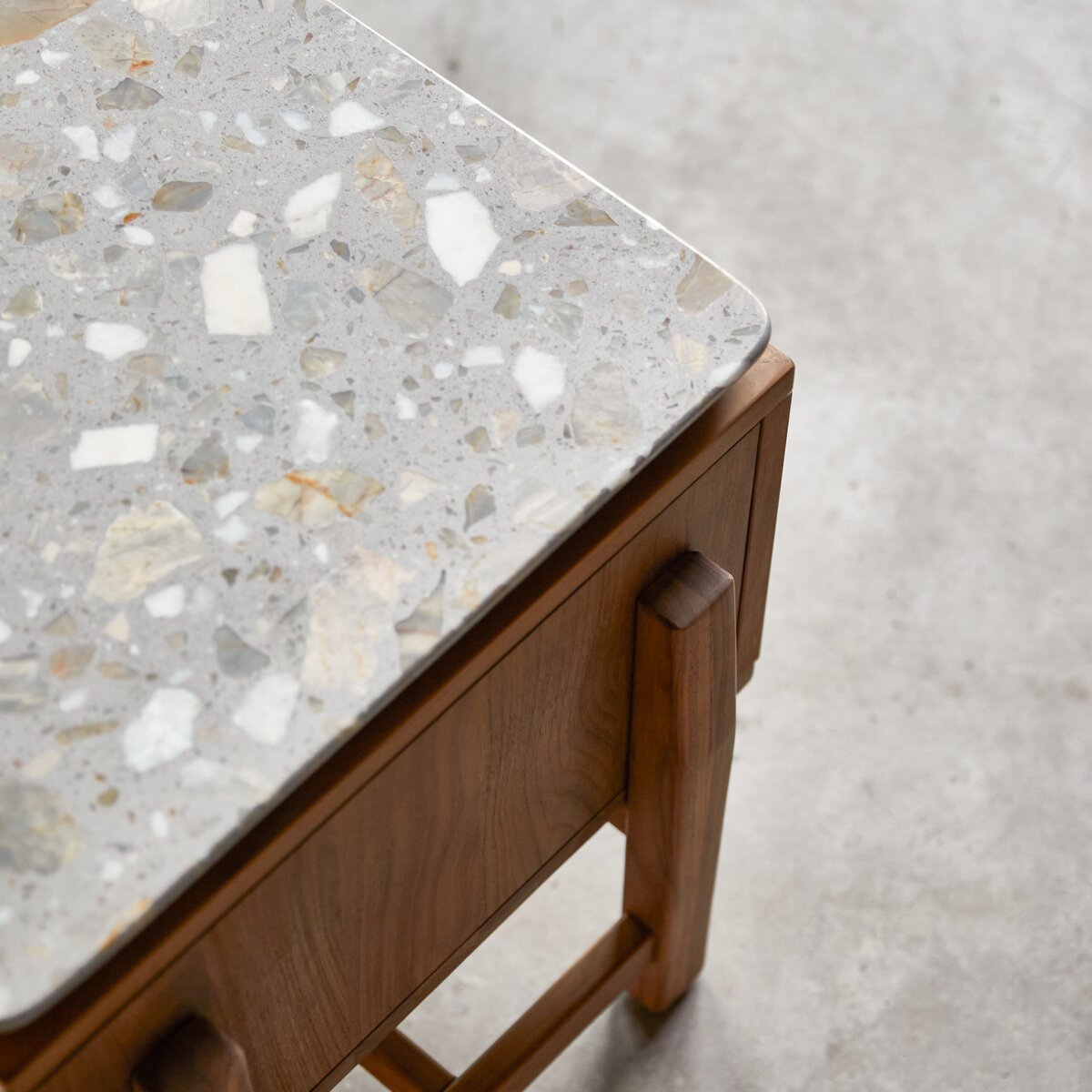 Isaure - Meuble TV en noyer massif et terrazzo premium 175 cm Isaure - Meuble TV en noyer massif et terrazzo premium 175 cm