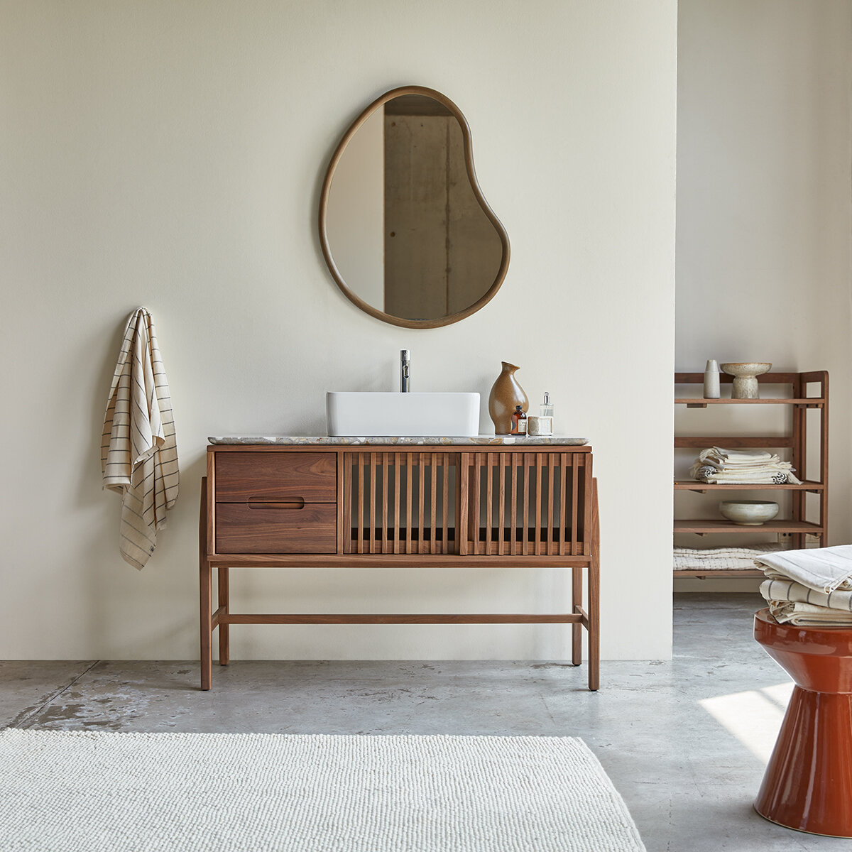 Isaure - Meuble salle de bain en noyer massif et terrazzo premium 125 cm