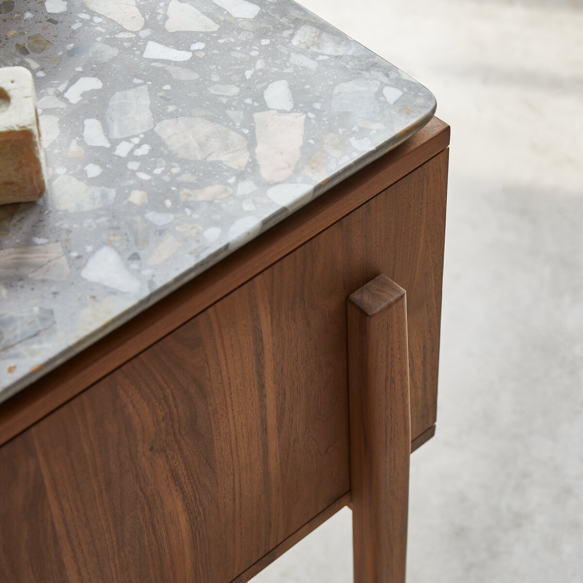 Isaure - Meuble salle de bain en noyer massif et terrazzo premium 125 cm Isaure - Meuble salle de bain en noyer massif et terrazzo premium 125 cm