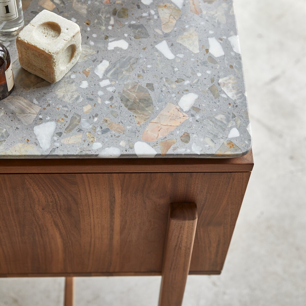 Salle de bains avec meubles tendance terrazzo