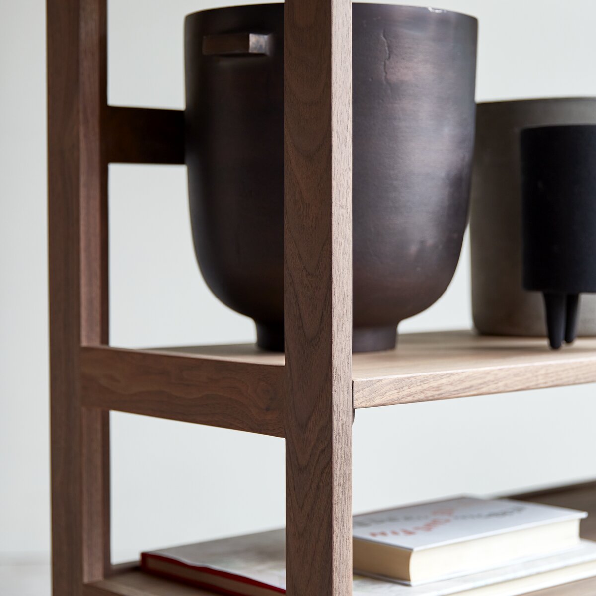 Bücherregal aus Nussbaum 110x105 Wohnzimmermöbel cm – – Tikamoon