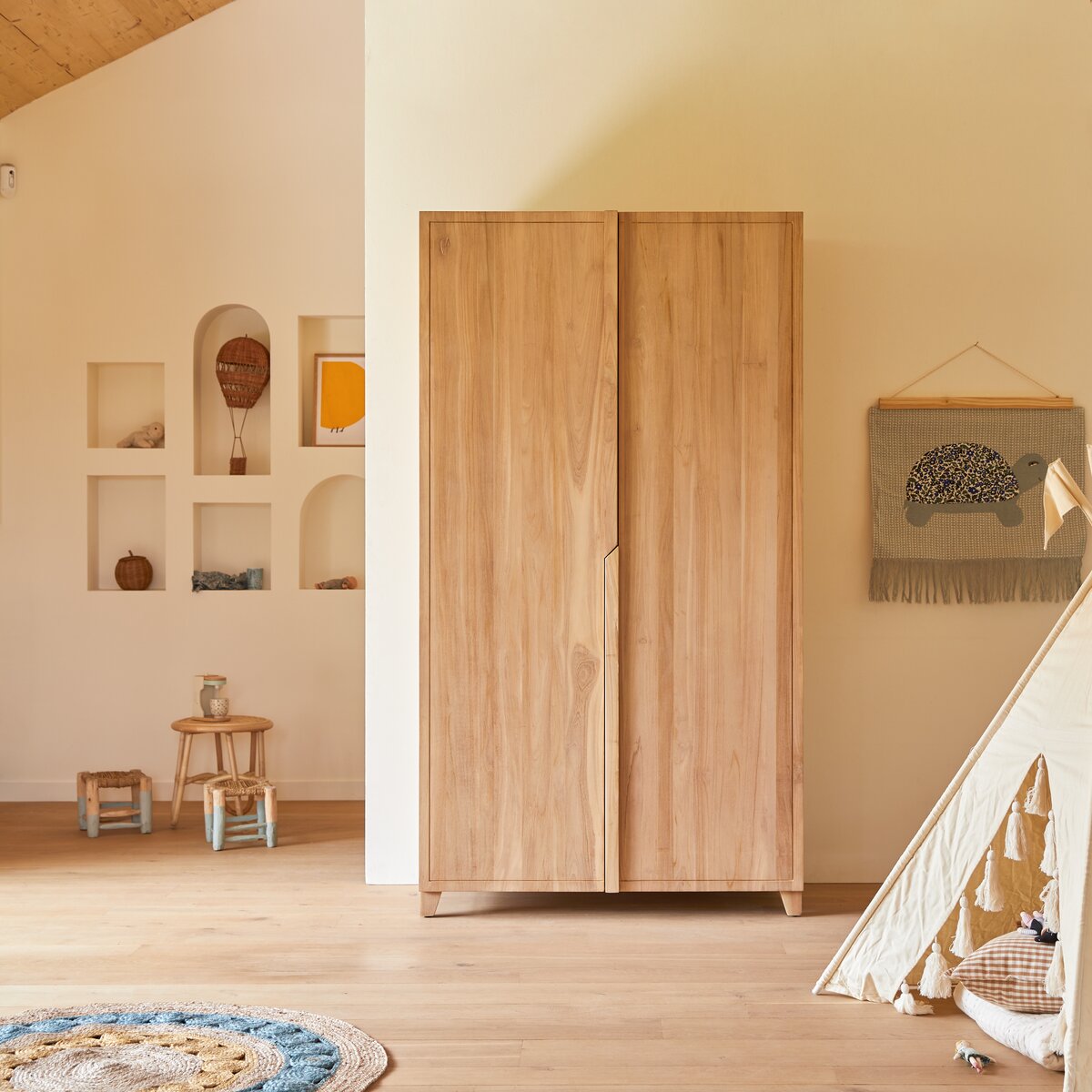 Greta - Kinderzimmerschrank aus massivem Teakholz Greta - Kinderzimmerschrank aus massivem Teakholz